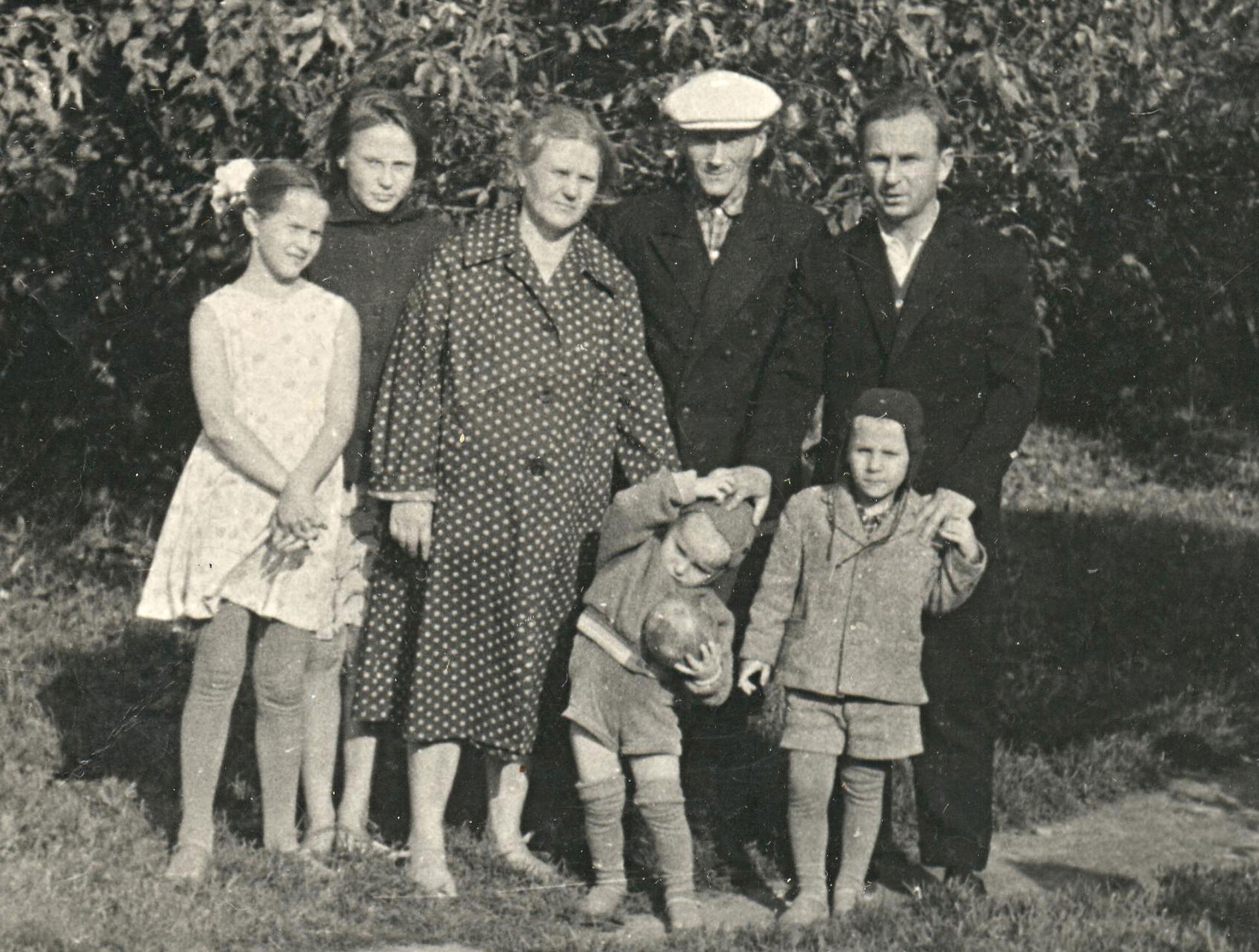 Семья Мазалецких. Наталья, Ольга, мать и отец, Гурий и его дети